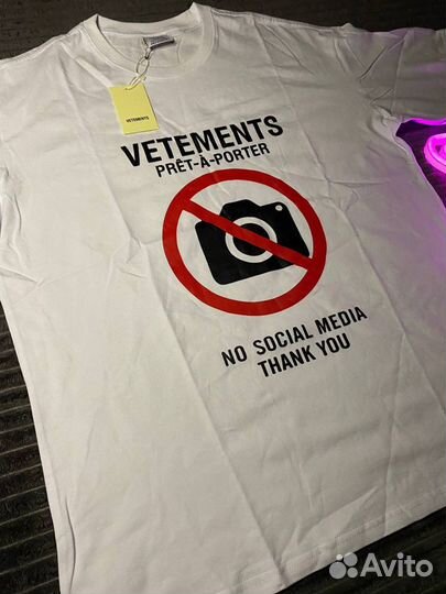 Футболка vetements no social media