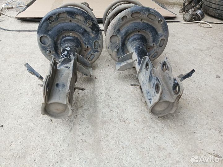 Стойка амортизатора передняя Nissan Teana J32