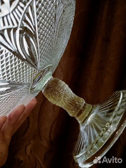 Старинная антикварная ваза на ножке. Фруктовница