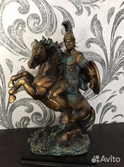 Статуетка война верхом на коне