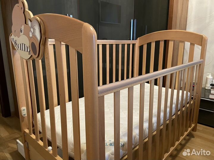 Детская кроватка с маятником и ящиком