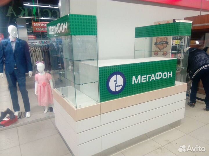 Островной отдел из стеклянных витрин и ресепшн