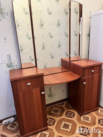 Туалетный столик с зеркалом