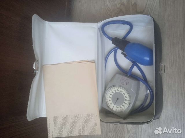 Груша и манометр