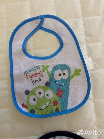 Слюнявчик нагрудник на липучке