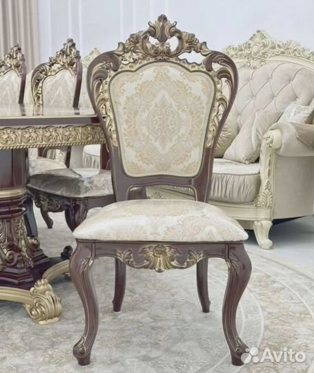 Обеденный стол со стульями