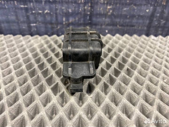 Крепление радиатора Audi A6 C5 ATQ 2000