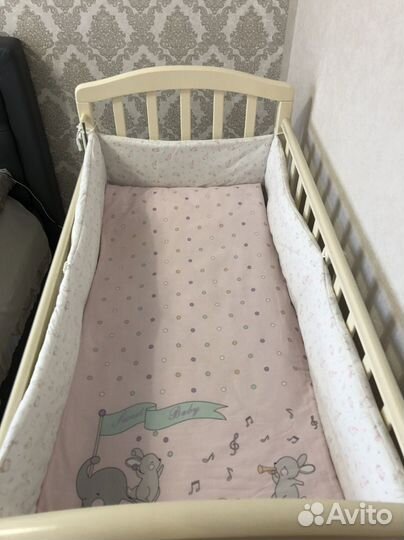 Детская кроватка с маятником