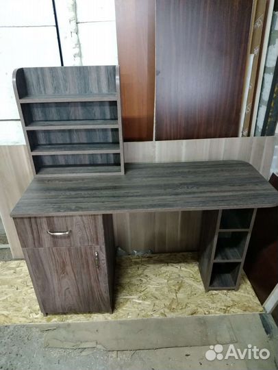 Маникюрный стол