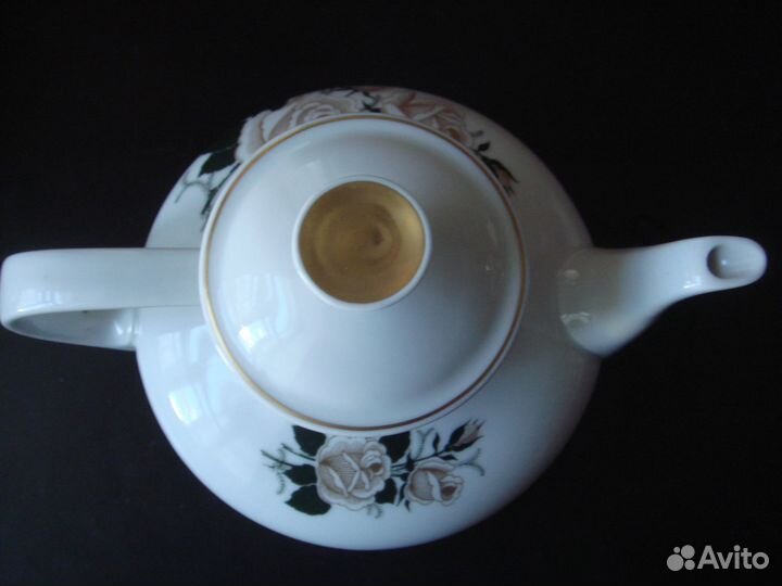 2 заварочных чайника и сливочник