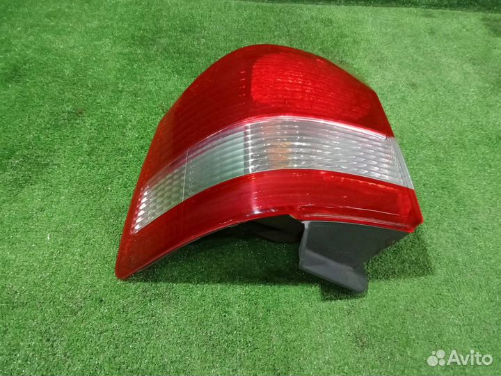 Фонарь задний правый Toyota Alphard MNH10 1MZ-FE