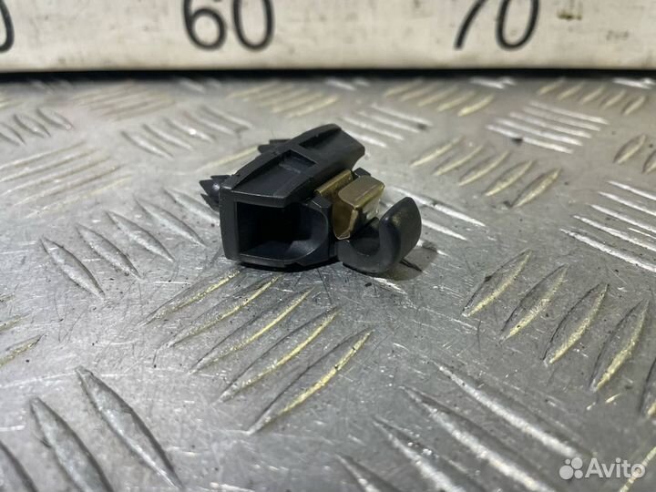 Б/У Крючок солнцезащитного козырька#001