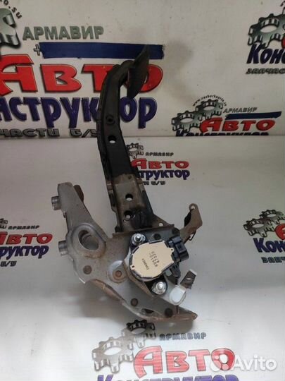 Датчик педали тормоза Toyota Prius хэтчбек III