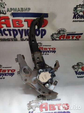 Датчик педали тормоза Toyota Prius хэтчбек III