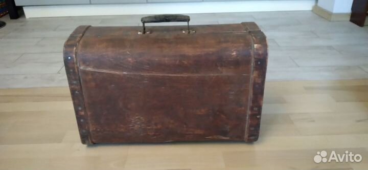 Старинный деревянный чемодан