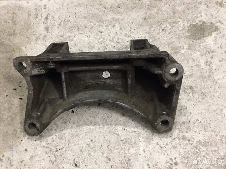 Кронштейн кпп Mercedes W203 (3212)