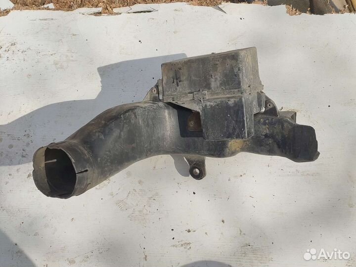 Резонатор воздушного фильтра Митсубиси Галант 7