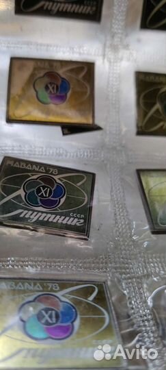 Значки в упаковке.Одного вида.ситалл.Спутник СССР