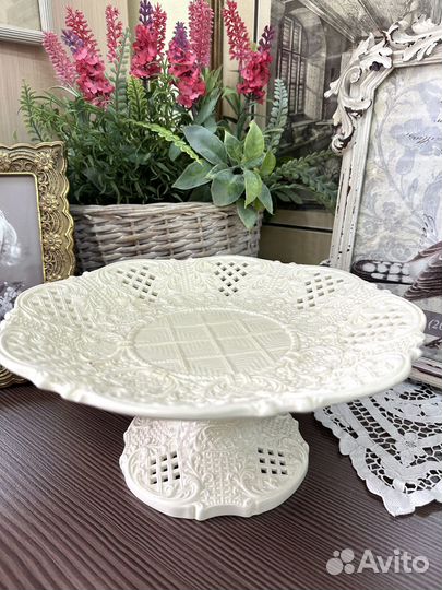 Антикварная ваза на ножке