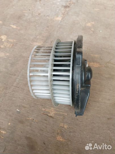 Моторчик печки передний Toyota Prius 2 NHW20