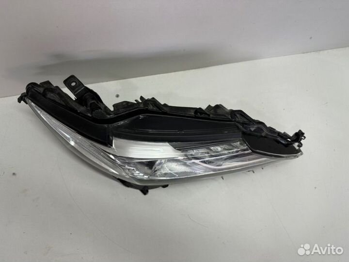 Фара передняя правая Toyota Camry V70/V75