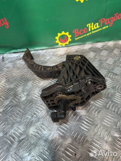 Педаль сцепления Volkswagen Polo седан 2009