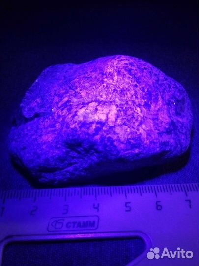 Минералы Гакмонит светятся в ультрафиолете