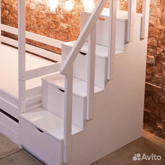 Двухъярусная кровать с лестницей комодом