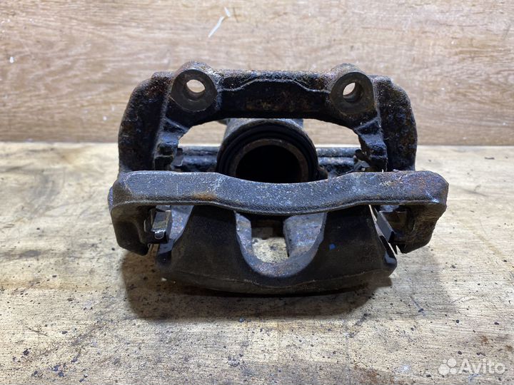 Суппорт передний левый Skoda Fabia 2 S107