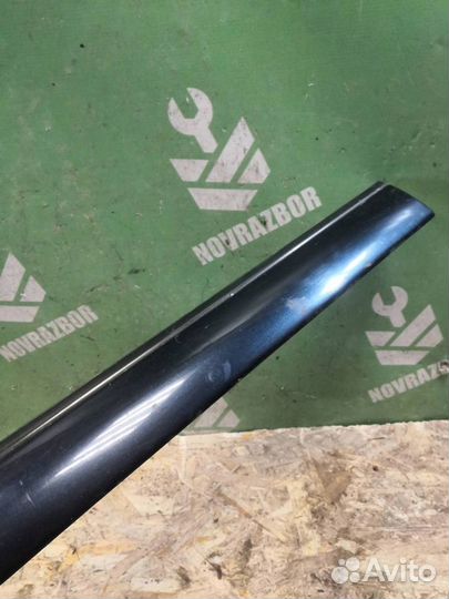 Молдинг передней правой двери Мерседес Бенз 210