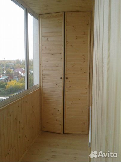 Шкаф встроеный деревянный на балкон