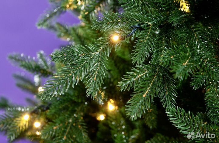 Ель литая с гирляндой 