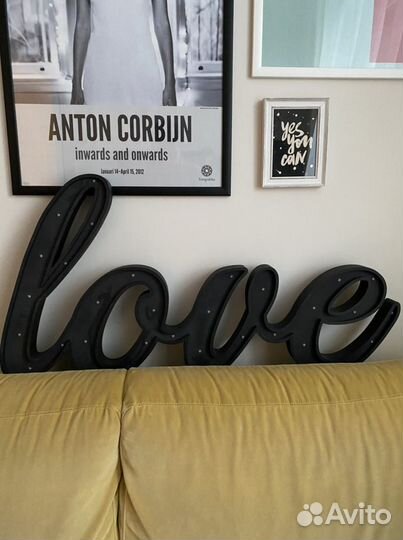 Деревянная надпись буквы Love с подсветкой