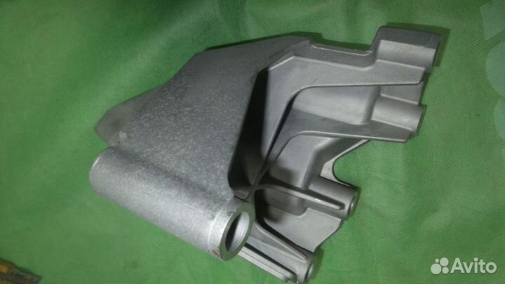 Крепление двс левая KIA Stinger