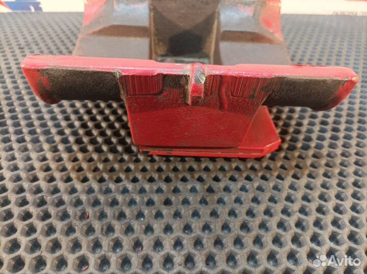 1268400 Проставка стремянки рессоры