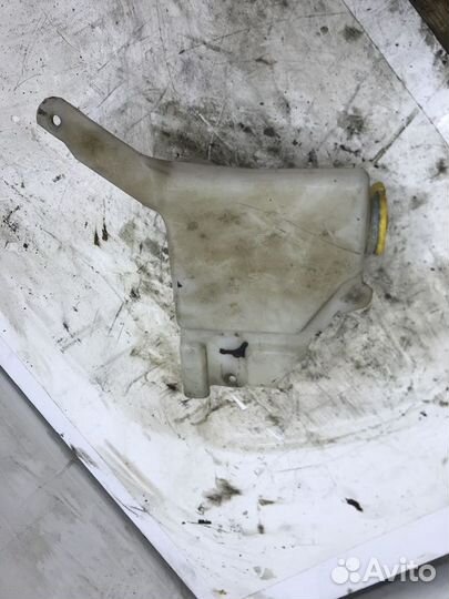 Бачок омывателя лобового стекла Nissan Serena