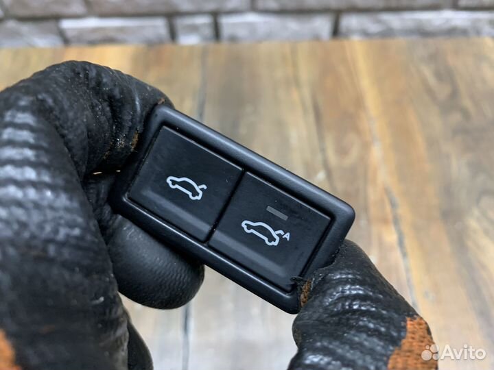 Volkswagen Tiguan 2 Кнопка открывания багажника