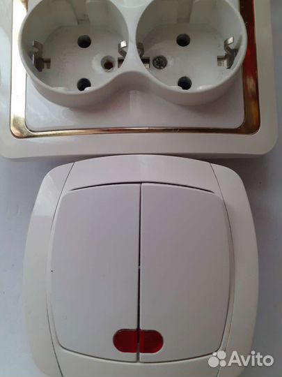 Розетка и выключатель