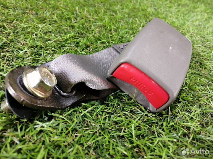 Замок ремня безопасности Nissan Laurel HC35