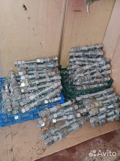 Шпилька с гайками и шайбами