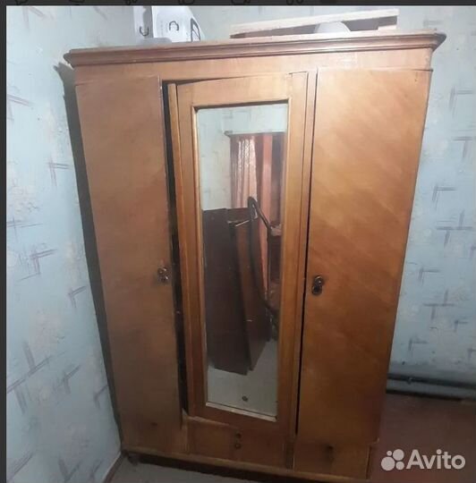 Шкаф платяной старинный