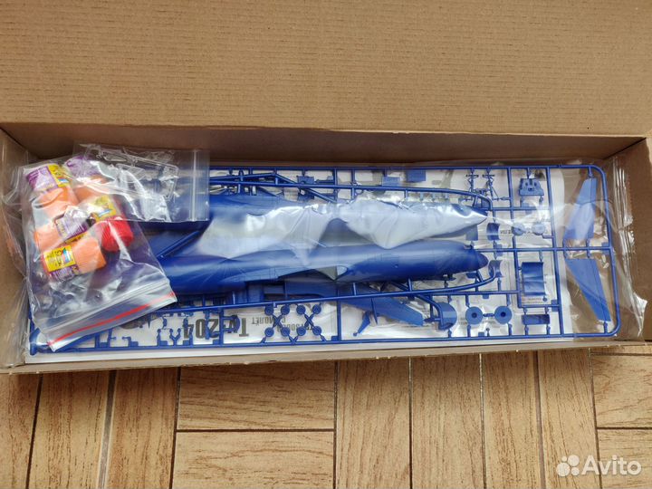 Сборная модель Ту-204 Cargo airplane