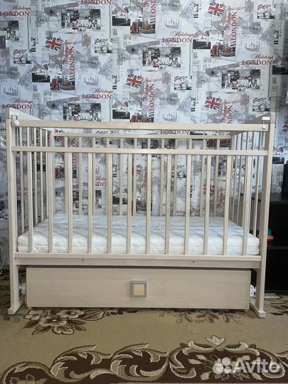 Детская кровать с маятником