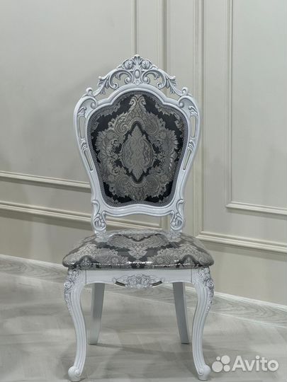 В наличии стол