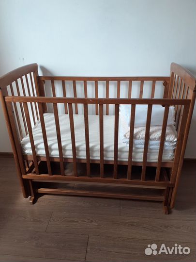 Детская кроватка с маятником