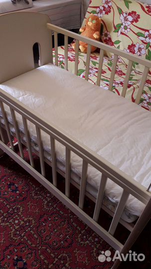 Продам детскую кроватку с 2 матрасами