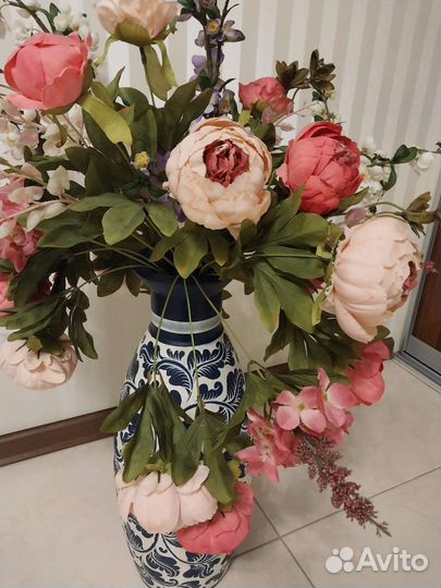 Ваза с искусственными цветами