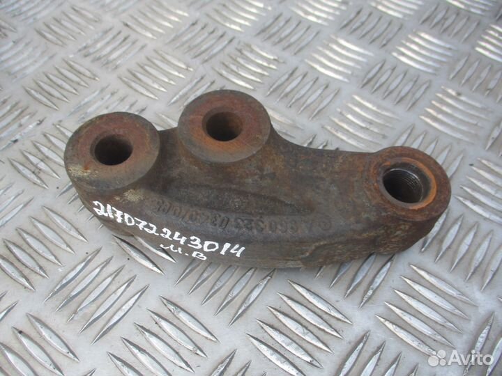 Кронштейн переднего амортизатора верхний справа Me