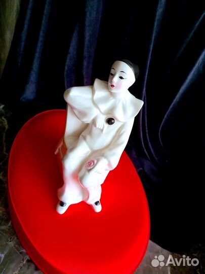 Антикварная фарфоровая статуэтка Пьеро