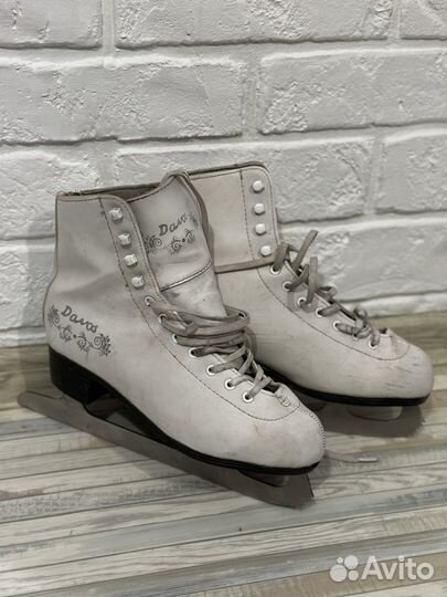 Коньки фигурные 40р